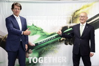 シェフラー・グループCEO クラウス・ローゼンフェルト氏とシェフラージャパン 代表取締役 CEO 田中昌一氏