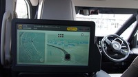 左折時は横断歩道の手前で一旦停止。歩行者の動きに対しても気を配りながら安全を確認した上で発進する