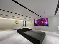 オフィスのエントランスや執務室、共用スペースなどを実験場として、若いアーティストとのコラボレーションを行う