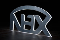 IMSE技術を使用して作成された照明付きNBHXエンブレム