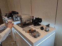 ヴァレオのNEV向けコアコンポーネント：奥からHVAC、eアクスル、DC/DCコンバーター、インバーター（上海モーターショー2025）