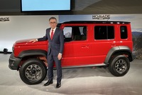 鈴木社長とスズキ・ジムニーノマド