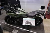 ホンダ：サイドかバーやミッドカウルなどに無塗装のエンジニアリングプラスチックを利用