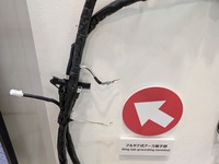トヨタ：アース線はプルタブのように千切れる部分があり、ボルト締めしていても簡単に引き離せる