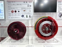 軽EVでは、12インチサイズのインホイールモーター（左）を4輪に搭載する（アステモ／人とくるまのテクノロジー展2025 YOKOHAMA）