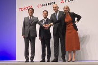 （向かって左から）トヨタの佐藤社長、日野の小木曽社長、三菱ふそうのデッペン社長、ダイムラートラックのラドストロムCEO