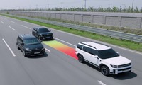一定時間経過後も状況が続くと、車両は自動で速度を上げて安全距離を確保