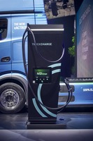 メルセデスベンツトラックの顧客向けに電動商用車への移行を支援するコンサルティングサービス「TruckCharge」を英国で開始