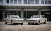 DKW F102（左）とその後継車のアウディ F103
