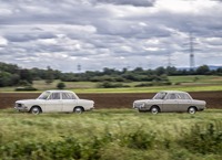 DKW F102（右）とその後継車のアウディ F103