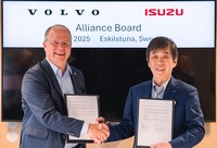 契約締結式。ボルボ・グループのルンドステット プレジデント兼CEO（左）といすゞの片山正則 会長兼CEO