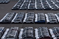 横浜港で米国向け船積みを待つスバル車（7月）