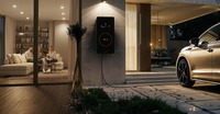 エリが開発したモジュラー・ソフトウェア・プラットフォームを介して家庭用太陽光発電システムと電気自動車を接続する11kWのウォールボックス