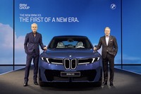 BMW iX3 新型とツィプセ会長（向かって右）、デザイン責任者のホーイドンク氏