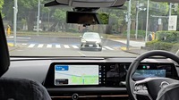 停止線が削れてしまい。道路の両端に辛うじて残っている状態。こんな状態でも次世代プロパイロットは、適切な位置にピタリと停止できる。