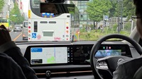 右折車線に入ろうとするバスによって前が塞がれている。気の短いドライバーならちょっとイラっとするかもしれないが、次世代プロパイロットはバスが完全に車線変更するまで待って前進した。
