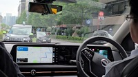 対向車で前方が見えず、奥の車線を直進してくるのも見えない。ちょっとストレスを感じる状況で右折待ちしていた。