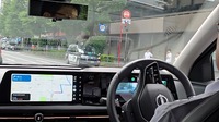 対向車がいなくなってクリアな状態で発進。人間が手を触れていないのにハンドルが大きく右に切られているところもご注目いただきたい。