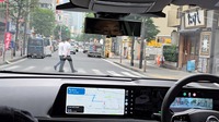 しかし、2秒後には歩行者が横断歩道を渡りだしていた（判りやすいように、このカットは3秒くらい後のもの）。
