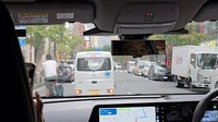 前方の軽バンは左の空いたスペースに路駐したそうだが、自転車が来ているせいか、動きがなかなか定まらない。