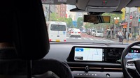 次世代プロパイロットは前方の軽バンが完全に路駐するのを待たず、やや右に切って避ける形で前方車をパスした。