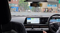 渋滞が続いたあとに急に流れ出して、広い4車線の道路を渡れそうだったが、次世代プロパイロットは信号が変わるのを見越したのか、早めに停止線の前で止まった。