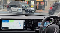 左折車が多くてなかなか右折できない。信号が変わって上手く入れるタイミングを待つ。