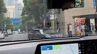 左折車がすべて行った。「さあ行ける」と思ったら新しい左折車が入ってきた。これもちゃんと先に行かせて、自身もきっちり右折した。