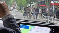 人気カフェなのか、行列を作る人が車道まではみ出している。