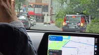 前方の歩道からタクシーがバックで前方の車道に入ってきた。