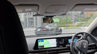 次世代プロパイロットはそのままスポーツカーをやり過ごして背後に入る。