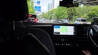 すぐさま、次世代プロパイロットはハンドルを右に切って右車線へ。運転席の飯島氏が手を膝の上において、すぐハンドルを握れる態勢にいるのも判る。