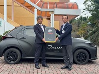 マット塗装仕上げの『ヤリス』を茨城トヨペットがトヨタ東京自動車大学校に寄贈