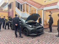 マット塗装仕上げの『ヤリス』を茨城トヨペットがトヨタ東京自動車大学校に寄贈