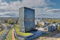 ネクスペリア本社（オランダ）。こんにゃくを無理やり立たせたような、見る者を不安にさせるデザイン