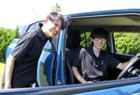 スズキ商品企画本部四輪デザイン部四輪インテリアグループの中澤直人さん（左）と同インテリア課の中西啓さん（右）