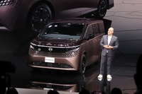 日産 エルグランドとイヴァン・エスピノーサ社長（ジャパンモビリティショー2025）
