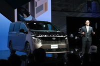 日産 エルグランドとイヴァン・エスピノーサ社長（ジャパンモビリティショー2025）