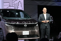 日産 エルグランドとイヴァン・エスピノーサ社長（ジャパンモビリティショー2025）