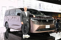日産 エルグランドとイヴァン・エスピノーサ社長（ジャパンモビリティショー2025）