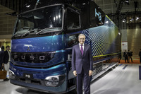 三菱ふそうの燃料電池トラック『H2FC』とカール・デッペンCEO（ジャパンモビリティショー2025）