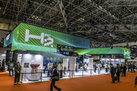 水素を全面に押し出した三菱ふそうブース（ジャパンモビリティショー2025）