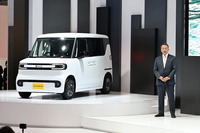 軽EV「ラッコ」を発表したBYDオートジャパン東福寺厚樹社長（ジャパンモビリティショー2025）