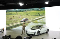 トヨタ カローラコンセプトと佐藤恒治社長（ジャパンモビリティショー2025）