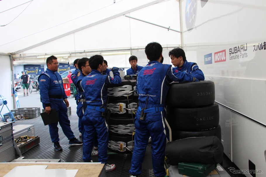【ニュル24時間】レース中にも進化見せた! スバル ディーラーメカニックの活躍