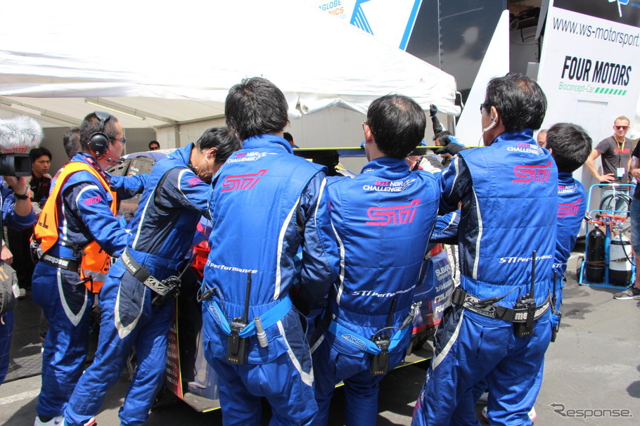 【ニュル24時間】レース中にも進化見せた! スバル ディーラーメカニックの活躍