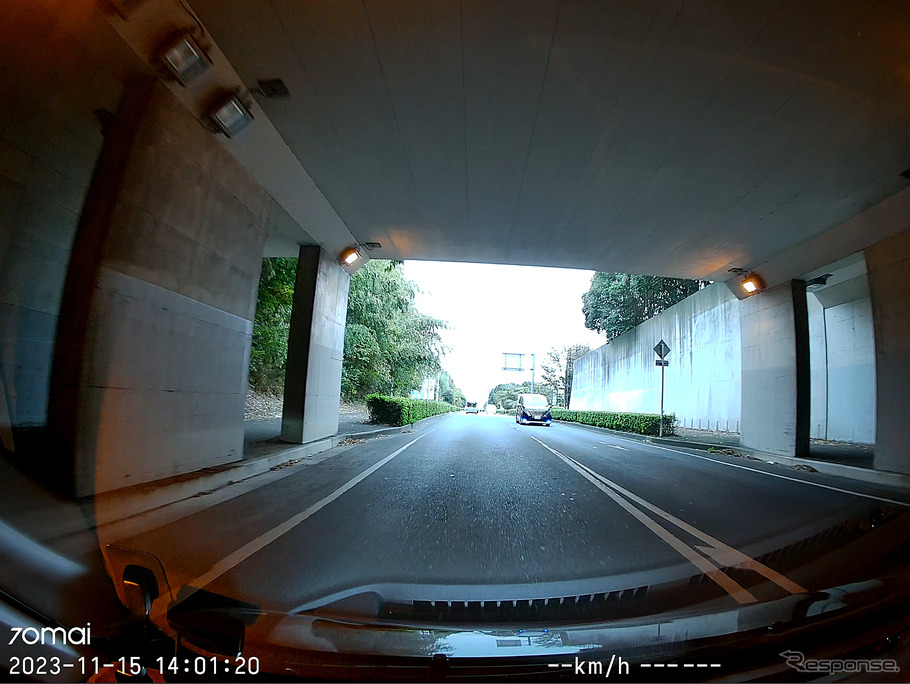 トンネル出口でのフロントカメラ映像