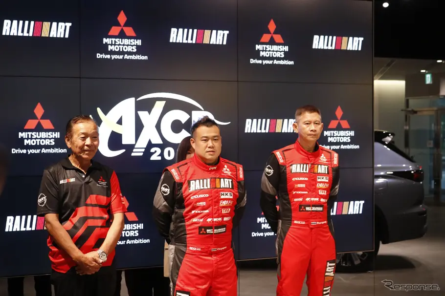 総監督の増岡浩氏（左）、ドライバーのチャヤポン・ヨーター選手（中）、コ・ドライバーのピーラポン・ソムバットウォン選手（右）