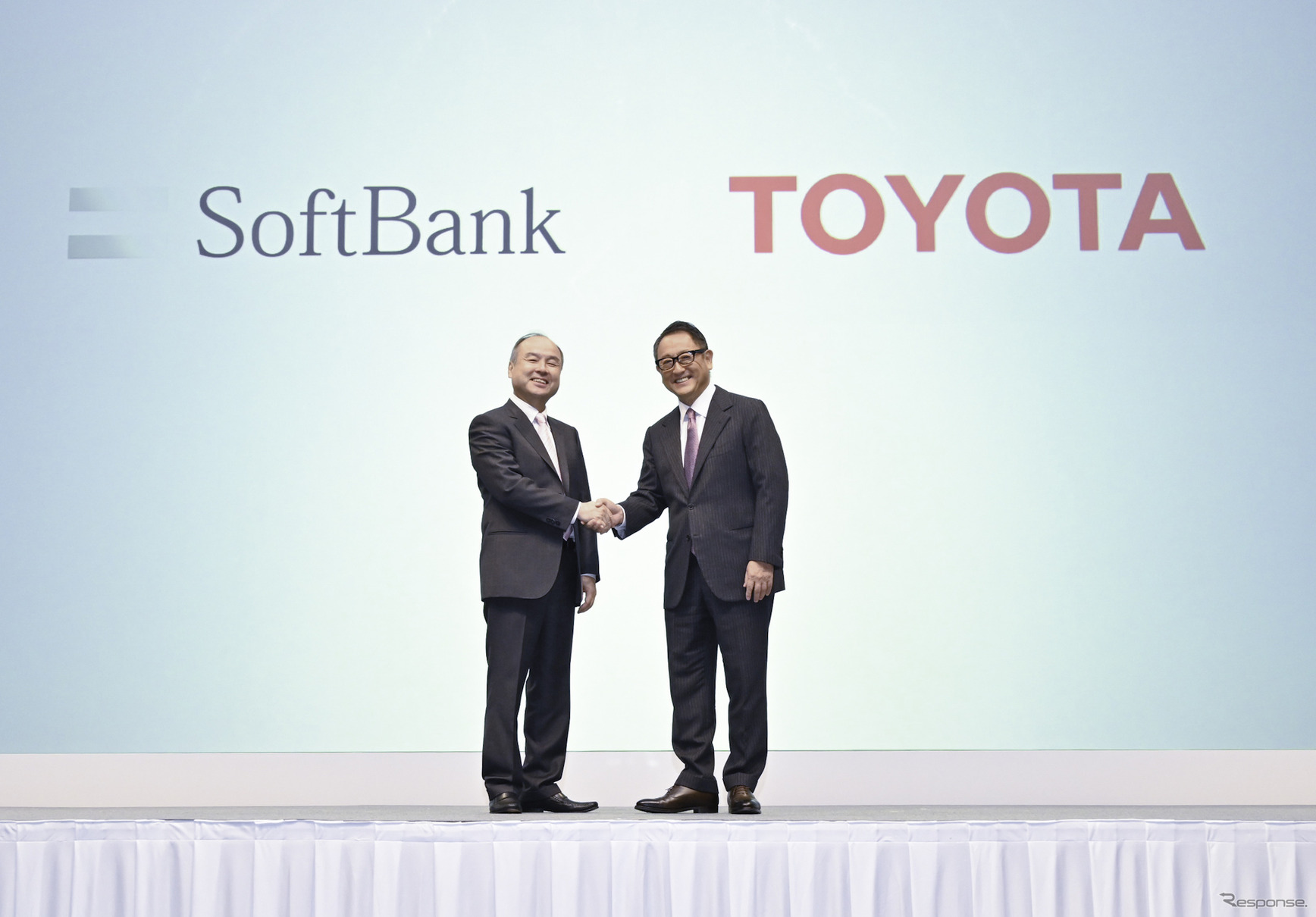 提携を発表したソフトバンクグループ孫正義代表と、トヨタ自動車の豊田章男社長