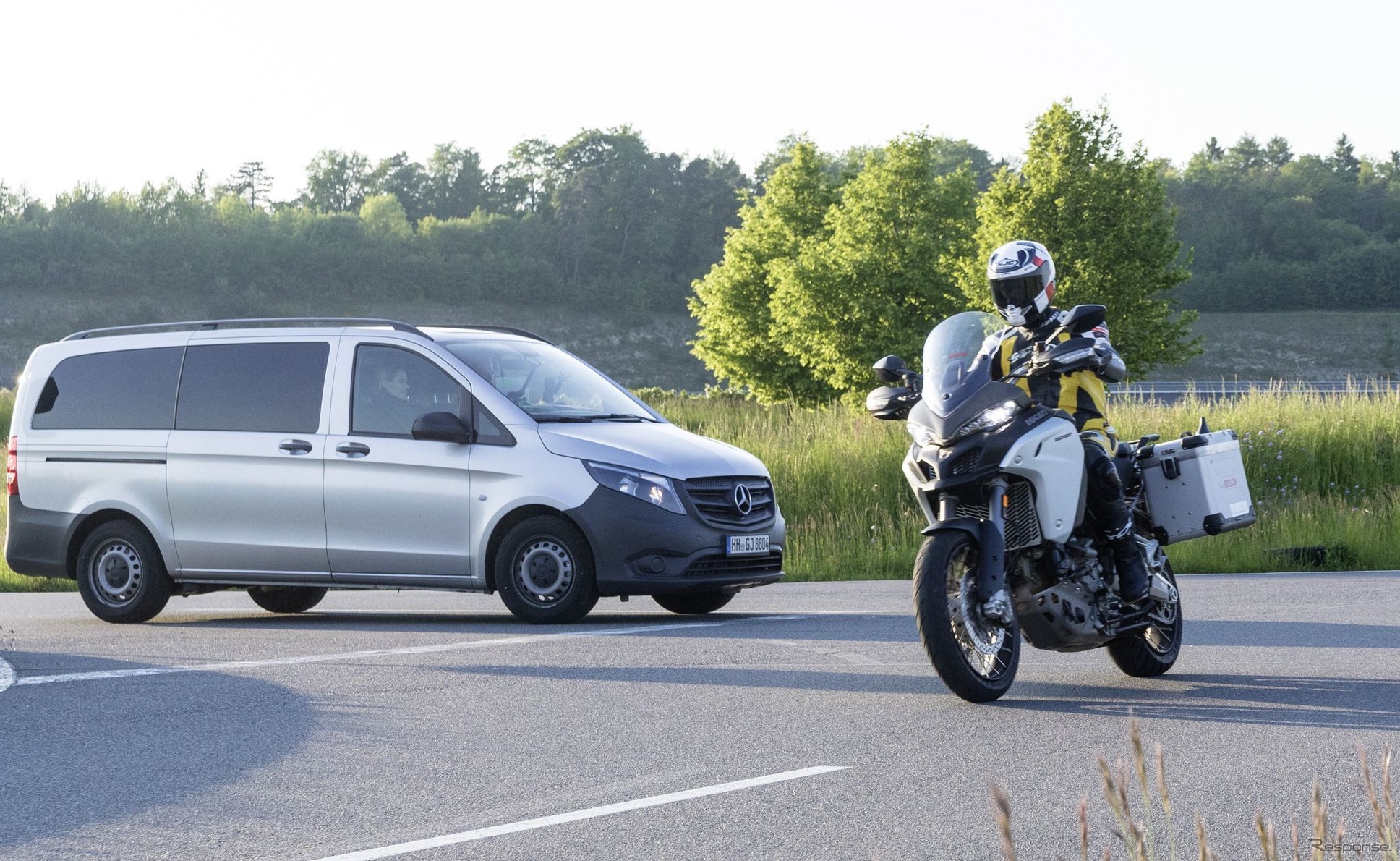 二輪車と四輪車が互いに通信し危険を回避するボッシュの最新コネクティビティ